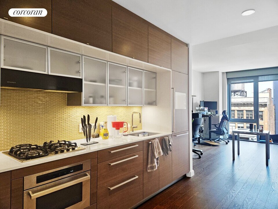 100 W 31st St in New York, NY - Building Photo