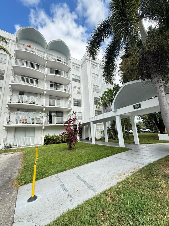 484 NW 165th St in Miami, FL - Foto de edificio