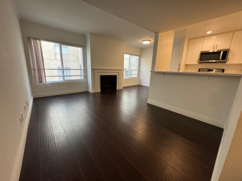10911 Rochester Ave in Los Angeles, CA - Building Photo