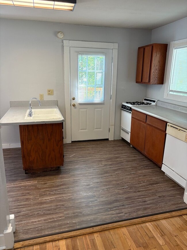 875 W Clinton Dr in Fayetteville, AR - Building Photo - Building Photo