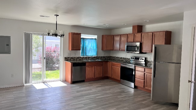 1323 S Monroe St in Moses Lake, WA - Foto de edificio - Building Photo