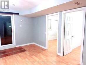 26 Rainbow Ct in Georgina, ON - Building Photo - Building Photo