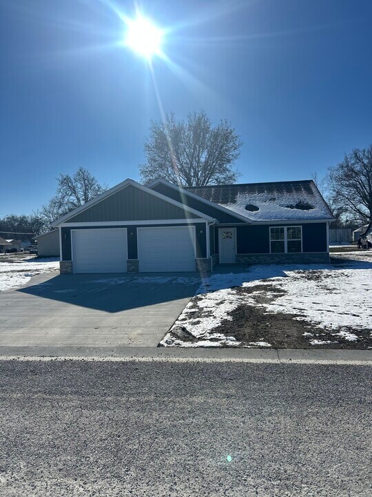 302 Jennifer in Germantown, IL - Building Photo