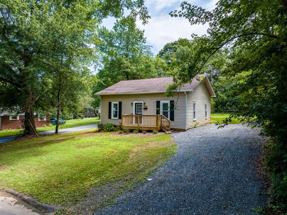 1586 3rd St Dr NE in Hickory, NC - Building Photo