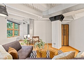 1420 NW Lovejoy St in Portland, OR - Foto de edificio - Building Photo