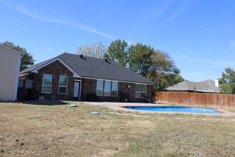 160 Castle Ridge in Red Oak, TX - Building Photo - Building Photo