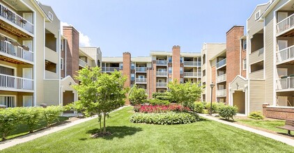 Sawyer Flats in Gaithersburg, MD - Foto de edificio - Building Photo