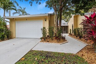 6691 S Pine Ct in West Palm Beach, FL - Building Photo