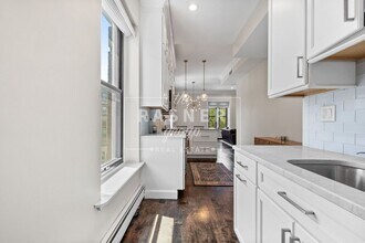 366 W Broadway, Unit 4 in Boston, MA - Building Photo - Building Photo