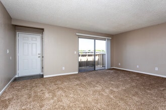 Meadowbrook Apartments in Reedley, CA - Building Photo - Interior Photo