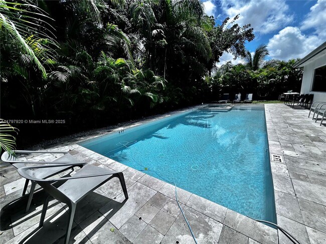 1040 NE 180th Terrace in North Miami Beach, FL - Building Photo - Building Photo