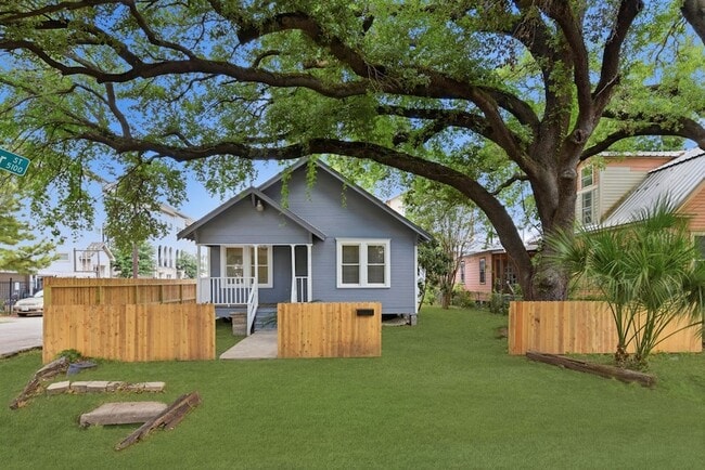 5114 Schuler St in Houston, TX - Foto de edificio - Building Photo