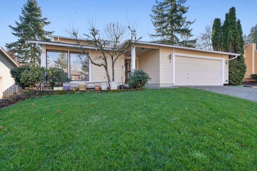 17007 NE 38th Pl in Bellevue, WA - Building Photo