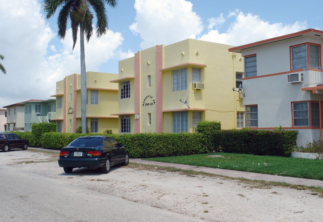 Marseille Apartments in Miami Beach, FL - Building Photo