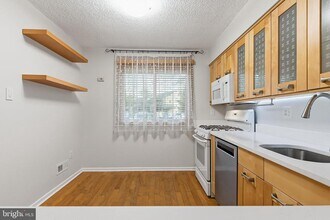 60 Hampshire Dr in Plainsboro, NJ - Building Photo - Building Photo