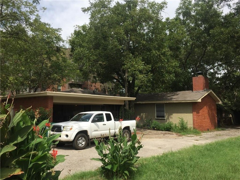 1604 N Ruddell St-Unit -100 in Denton, TX - Building Photo