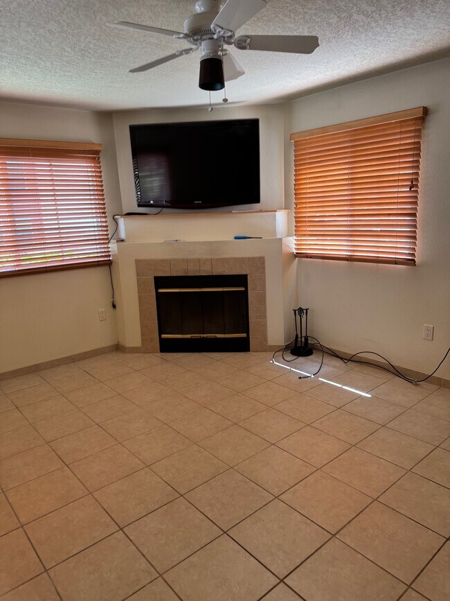 2210 Miguel Chavez Rd, Unit 317 in Santa Fe, NM - Building Photo - Building Photo