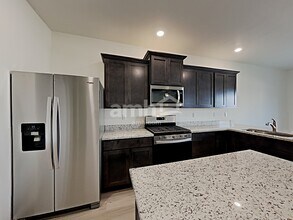 1415 W 16th Ave in La Center, WA - Building Photo - Building Photo