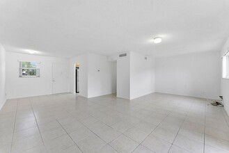 715 Lori Dr, Unit 205 in Palm Springs, FL - Building Photo - Building Photo