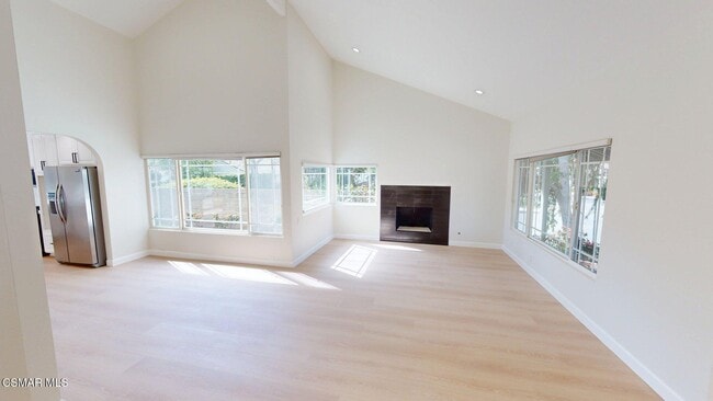 2802 E Sierra Dr in Westlake Village, CA - Building Photo - Building Photo