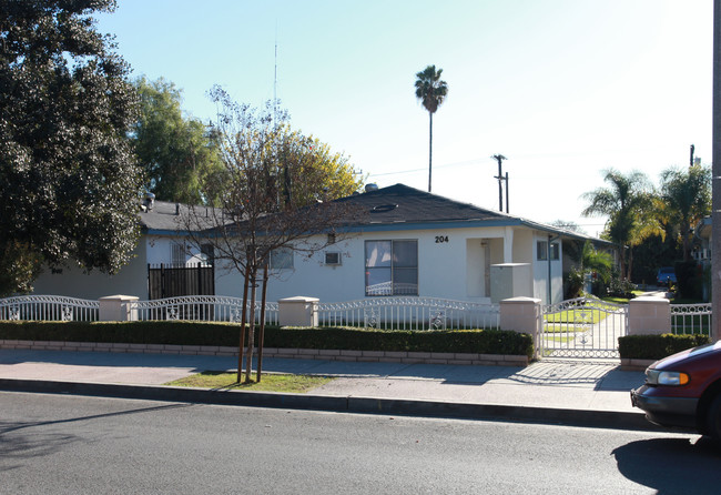 204 W Verdugo Ave in Burbank, CA - Building Photo - Building Photo