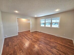 213 W Aven Ave in Nixa, MO - Building Photo - Building Photo