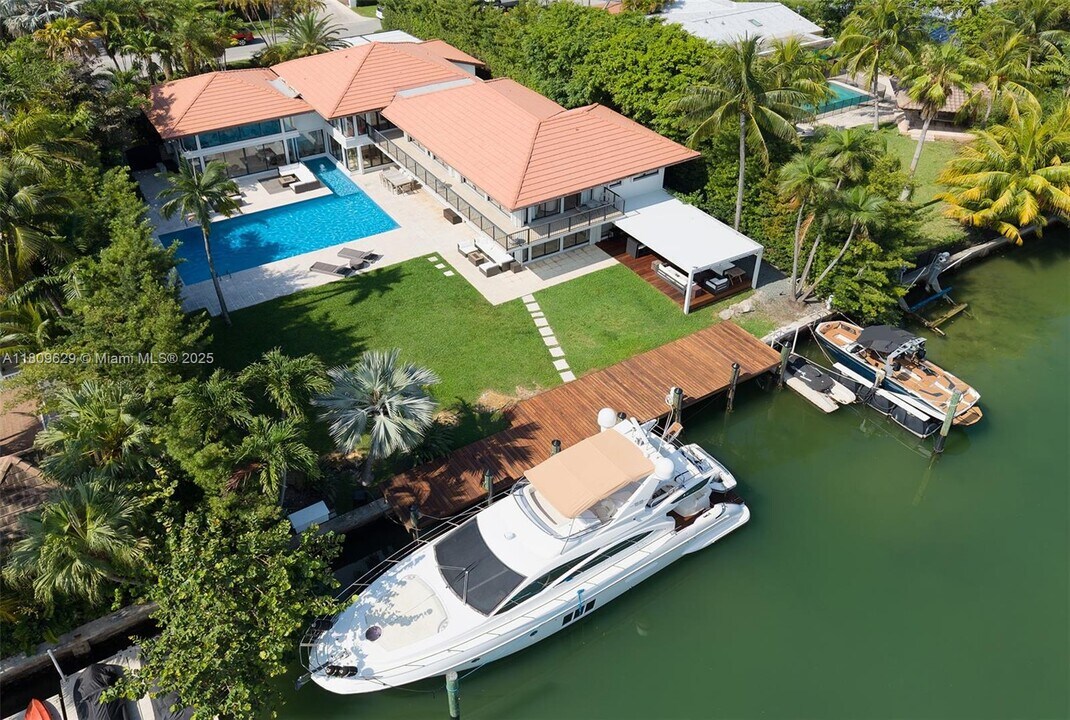 201 Knollwood Dr in Key Biscayne, FL - Building Photo