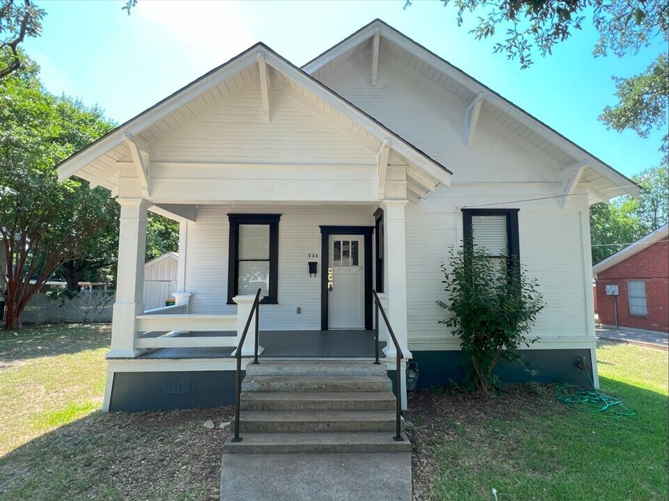 733 N Wall St in Belton, TX - Building Photo