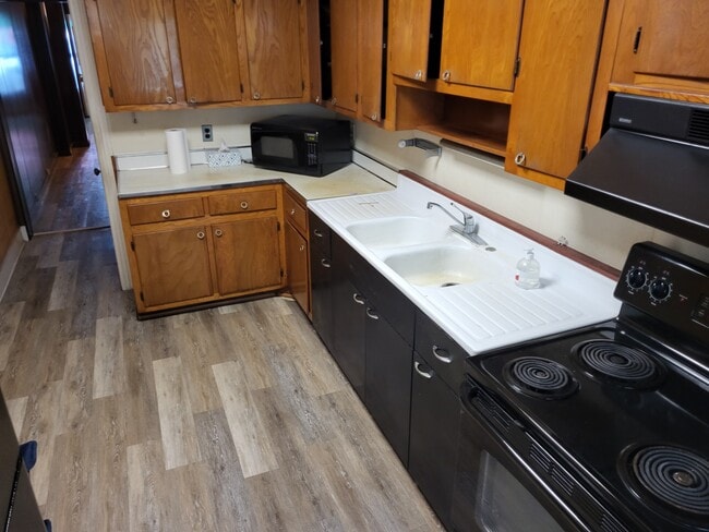 1218 E Centre St in Mahanoy City, PA - Building Photo - Building Photo