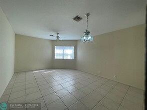 8332 Lagos De Campo Blvd in Tamarac, FL - Building Photo - Building Photo