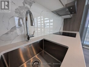 195 Commerce St in Vaughan, ON - Building Photo - Building Photo