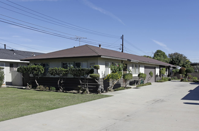 8582-8614 Watson St in Cypress, CA - Foto de edificio - Building Photo