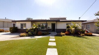 5228 E Falls View Dr in San Diego, CA - Building Photo