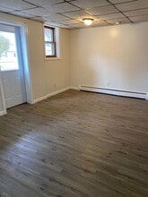 916 Main St, Unit 1 in Vassalboro, ME - Foto de edificio - Building Photo