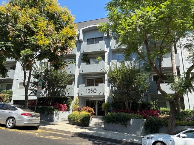 1250 N Kings Rd, Unit 301 in West Hollywood, CA - Foto de edificio - Building Photo