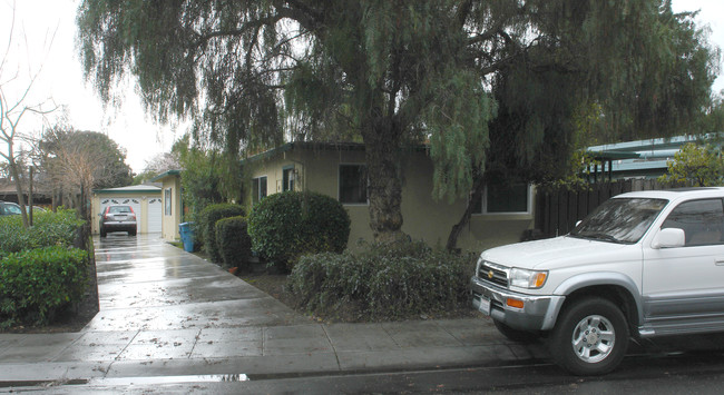 674-676 Bryson Ave in Palo Alto, CA - Foto de edificio - Building Photo