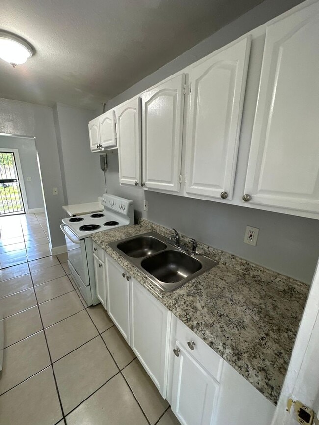 2540-2542 Moncrief Rd in Jacksonville, FL - Building Photo - Building Photo