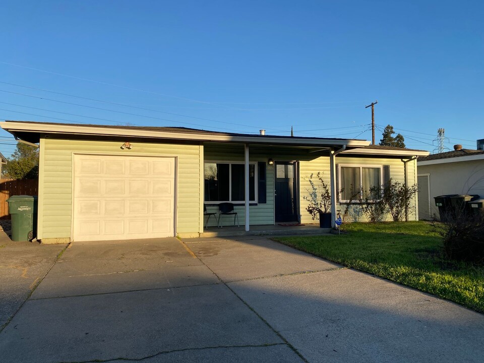 2528 Anna Way in Sacramento, CA - Building Photo