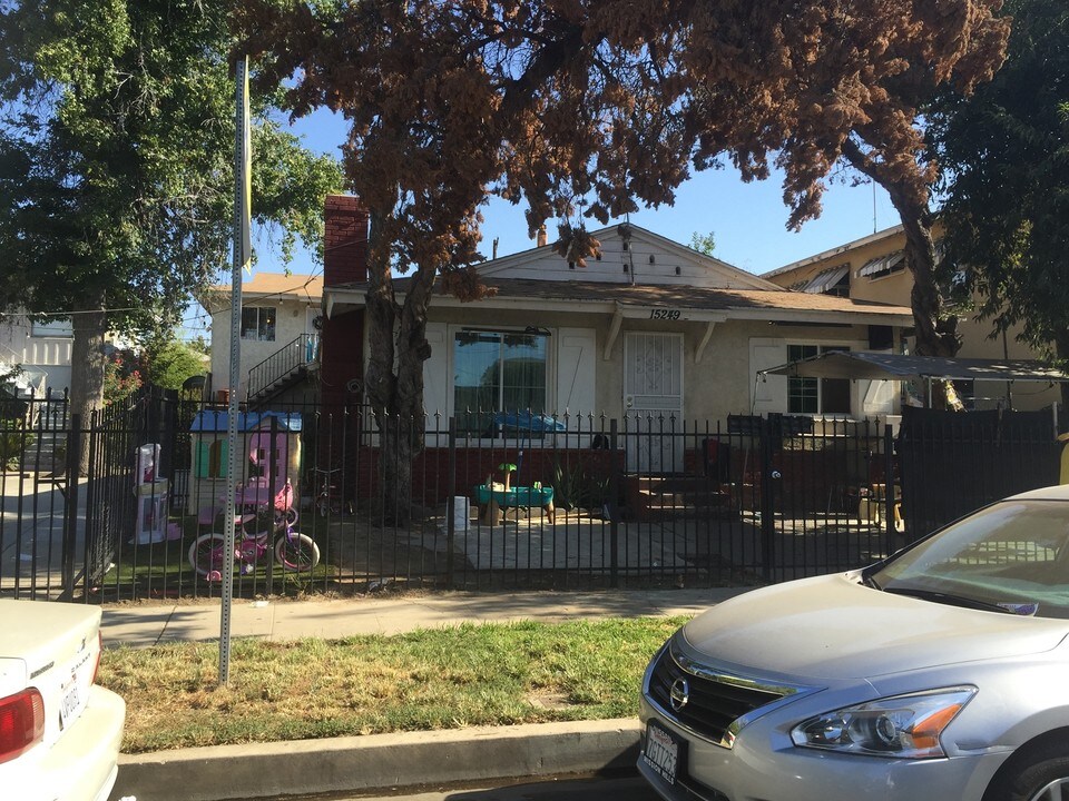15249 Gresham St in North Hills, CA - Foto de edificio