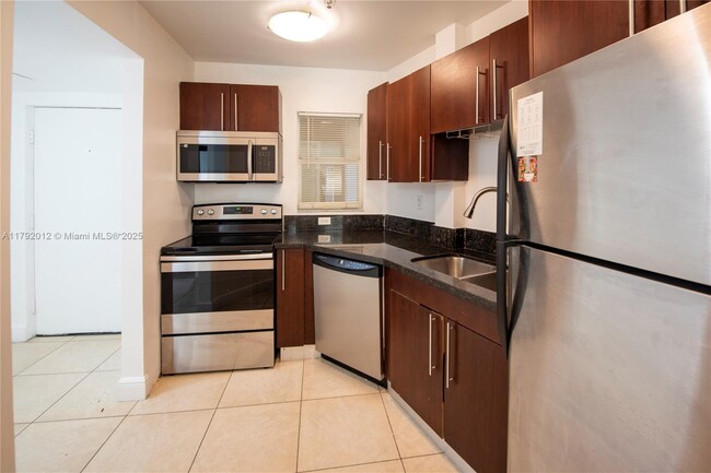 4147 Stirling Rd in Fort Lauderdale, FL - Building Photo - Building Photo