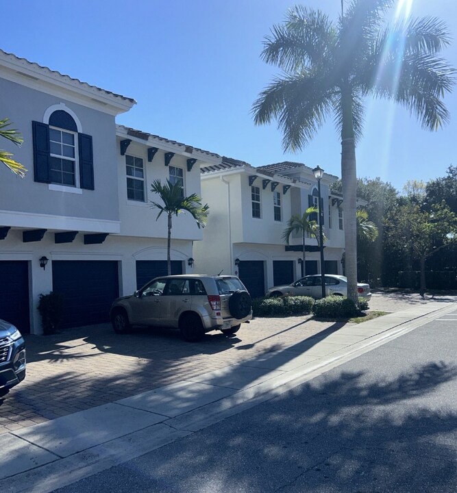 2324 Shimmery Ln in Lantana, FL - Building Photo