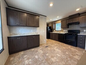 11975 Creekview Ave in Romeo, MI - Building Photo - Building Photo