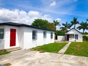718 W 7th St-Unit -1 in Riviera Beach, FL - Foto de edificio - Building Photo