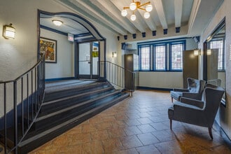 2Sisters Apartments in Chicago, IL - Building Photo - Lobby