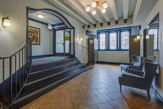 2Sisters Apartments in Chicago, IL - Foto de edificio - Lobby