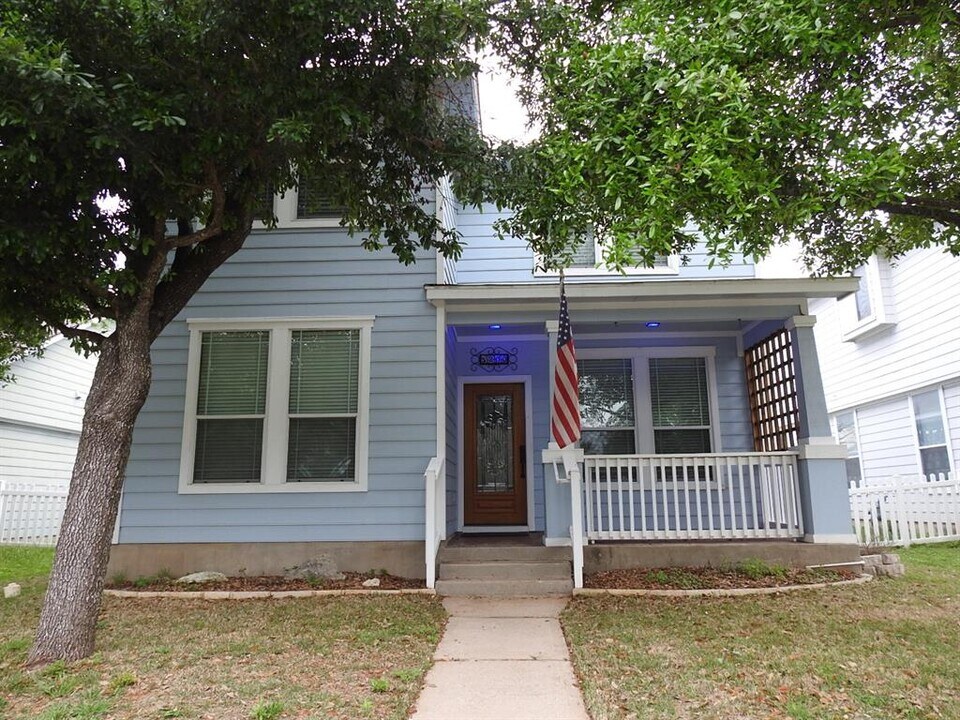 5200 Hartson in Kyle, TX - Building Photo