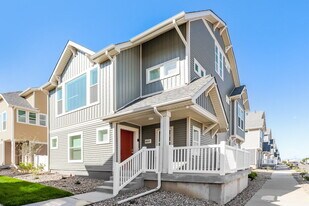 18612 E 47th Dr in Denver, CO - Building Photo