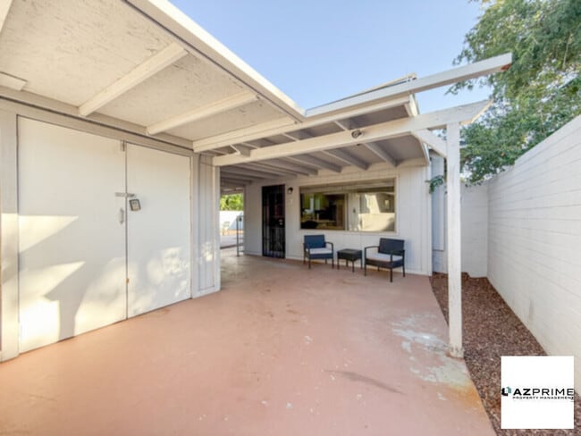 1221 E Highland Ave in Phoenix, AZ - Building Photo - Building Photo