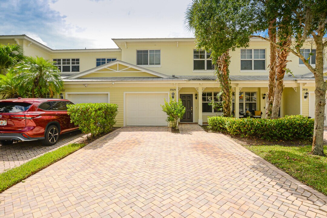 3929 Sabal Way in Fort Pierce, FL - Building Photo