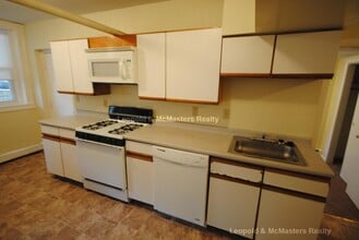 230 Fuller St, Unit A in Boston, MA - Foto de edificio - Building Photo